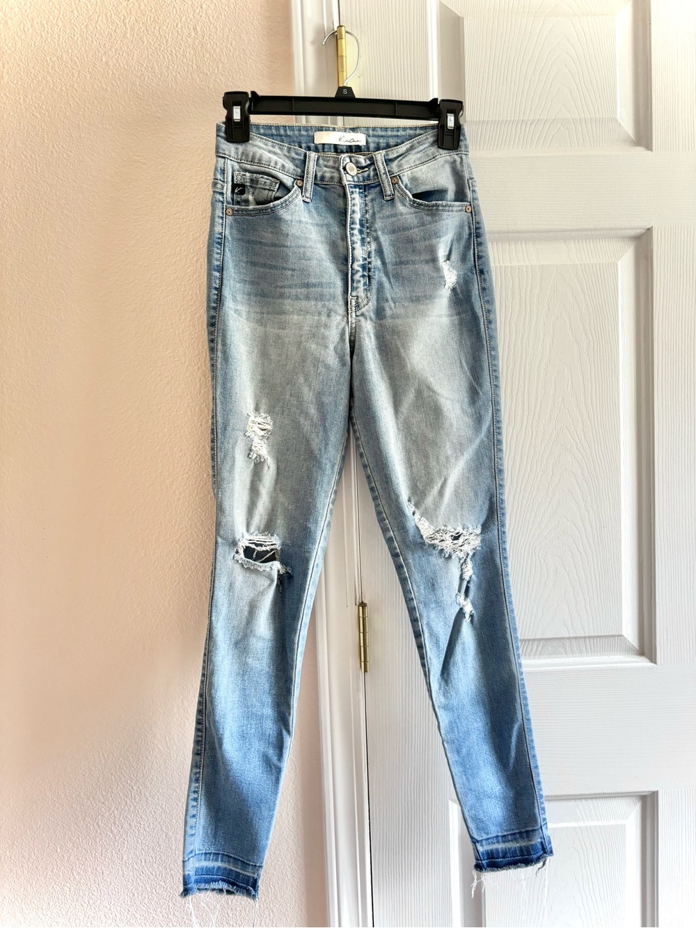 KanCan High Rise Distress Light Wash
Skinny Jeans Size 24